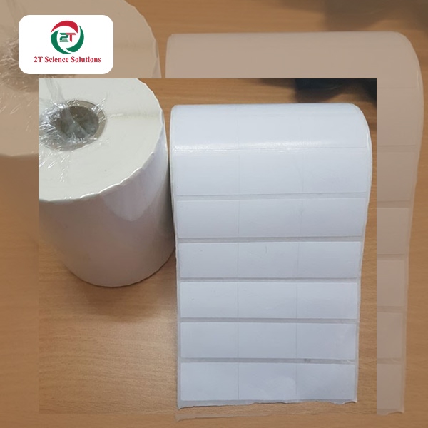 Ánh sáng trực tiếp từ mặt trời hoặc tia UV mạnh trong thời gian dài có thể khiến giấy decal mã vạch bị phai màu