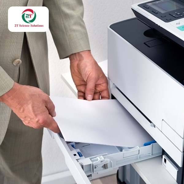 Kỹ thuật viên hỗ trợ doanh nghiệp cài đặt máy in chia sẻ nhiều máy tính.
